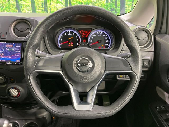 �C���e���A�ɍ��킹���f�U�C���̃X�e�A�����O�́A�^�]�������̂��Ƃ��l���A�^�]���₷���`��A�傫���ł��B�����x�A���ۂɐG���Ă��m���߂��������B