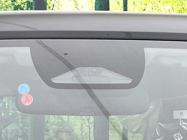 【ホンダセンシング】走行中に前方の車両等を認識し、衝突しそうな時は警報とブレーキで衝突回避と被害軽減をアシスト。より安全にドライブをお楽しみいただけます。