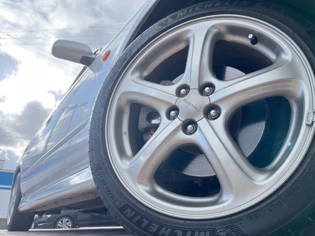 �y����17�C���`�A���~�z�C�[���z�O�ςɃ}�b�`���������A���~�z�C�[���𑕒����Ă���܂��B�e��ЊO�A���~�z�C�[����A�X�^�b�h���X�^�C�����戵�����Ă���܂��B���񂲑��k����������