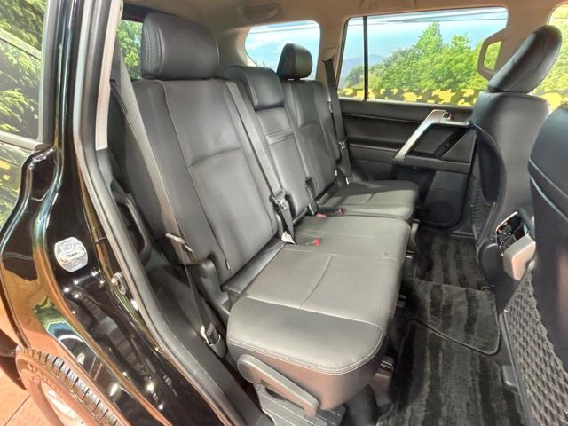 後部座席も気になるようなキズ・汚れやへたり等、大きなダメージはなく、良好な状態です。