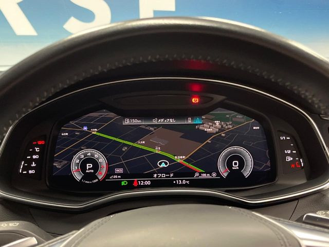 ���o�[�`�����R�b�N�s�b�g:�S�̂��t���p�l���ƂȂ��Ă����i�I�ȃ��[�^�[�p�l���B�ʏ�̃X�s�[�h���[�^�[�Ƃ��Ă̋@�\�͂������A�i�r�E�I�[�f�B�I�@�\�̊m�F�E������ł��A�^�]�ɏW�����₷���Ȃ��Ă���܂��B