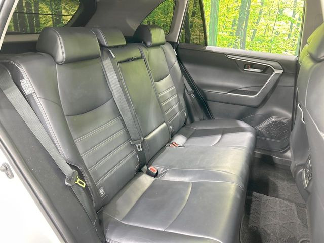 【合皮レザーシート】汚れのふき取りが容易でメンテナンスもが簡単な、機能性に優れる合成皮革を採用した上質なシートです。座り心地もよく、高級感あふれる心地良い車内空間を演出してくれます。