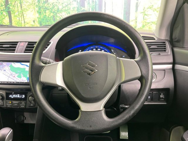 �C���e���A�ɍ��킹���f�U�C���̃X�e�A�����O�́A�^�]�������̂��Ƃ��l���A�^�]���₷���`��A�傫���ł��B�����x�A���ۂɐG���Ă��m���߂��������B