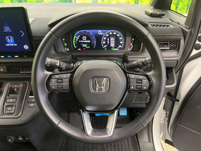 �y�z���_�Z���V���O�z���s���ɑO���̎ԗ�����F�����A�Փ˂������Ȏ��͌x��ƃu���[�L�ŏՓˉ���Ɣ�Q�y�����A�V�X�g�B�����S�Ƀh���C�u�����y���݂��������܂��B