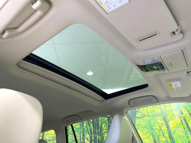 【サンルーフ】開放感たっぷりの希少装備、サンルーフが装着されています!車内に明かりを取り入れたり景色を楽しむ以外にも、車内の空気も簡単に換気できて快適です!