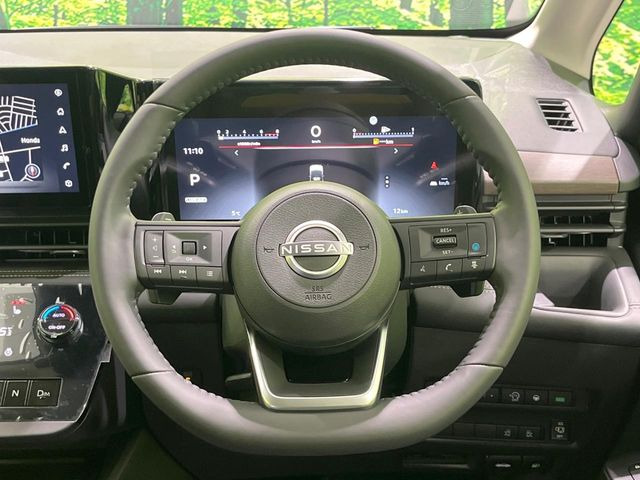 �C���e���A�ɍ��킹���f�U�C���̃X�e�A�����O�́A�^�]�������̂��Ƃ��l���A�^�]���₷���`��A�傫���ł��B�����x�A���ۂɐG���Ă��m���߂��������B