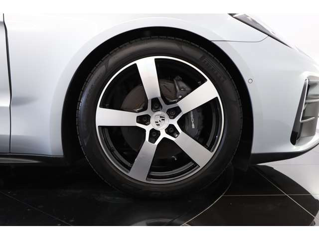 �I�v�V������20�C���`AW�͎Ԋi�̑傫�ȃp�i���[���ł����݊��𔭊����Ă���A�S�̓I�ɂ܂Ƃ܂�̂���d�オ��ƂȂ��Ă���܂��B