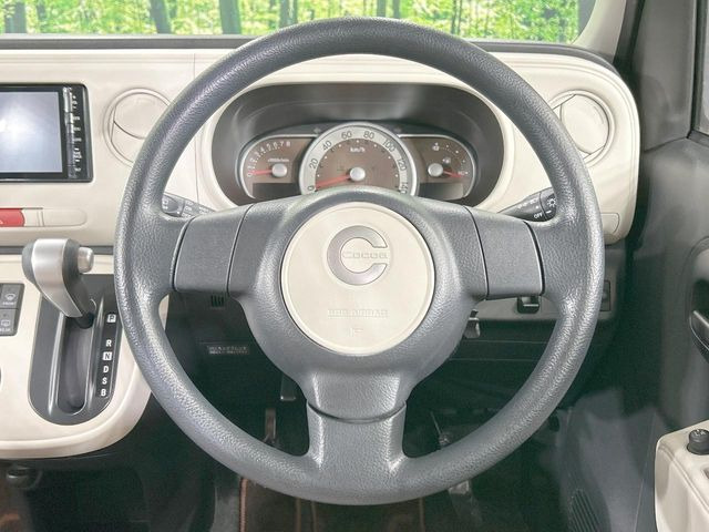 �C���e���A�ɍ��킹���f�U�C���̃X�e�A�����O�́A�^�]�������̂��Ƃ��l���A�^�]���₷���`��A�傫���ł��B�����x�A���ۂɐG���Ă��m���߂��������B