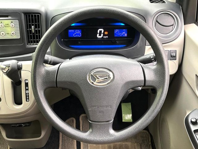 �C���e���A�ɍ��킹���f�U�C���̃X�e�A�����O�́A�^�]�������̂��Ƃ��l���A�^�]���₷���`��A�傫���ł��B�����x�A���ۂɐG���Ă��m���߂��������B