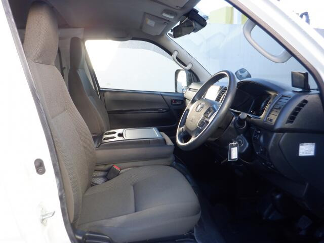 フロントシートも状態良好ですよ。大きな汚れもなく、安心です。座り心地もいいですよ。