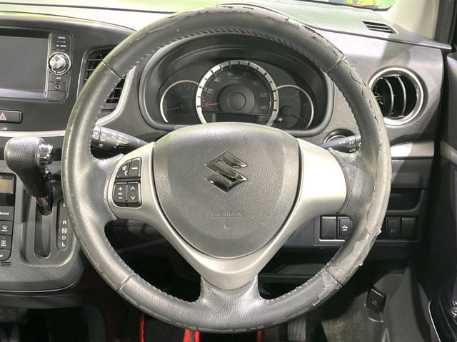 �C���e���A�ɍ��킹���f�U�C���̃X�e�A�����O�́A�^�]�������̂��Ƃ��l���A�^�]���₷���`��A�傫���ł��B�����x�A���ۂɐG���Ă��m���߂��������B