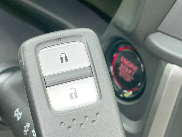【Hondaスマートキー】カバンやポケットに入れたままでもドアの施錠・解錠が可能なスマートキーを装備。エンジンのオン・オフ時もカギを取り出す必要が無いからとっても便利です♪