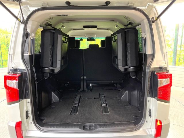 ���i�̂���������ʋ΁A���}���ɏ\���ȉ׎��X�y�[�X���m�ۂ��Ă���܂��B�Z�J���h�V�[�g��|���ƁA�傫�ȉו��̐ύڂ��\�ł���