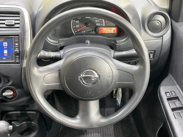 �C���e���A�ɍ��킹���f�U�C���̃X�e�A�����O�́A�^�]�������̂��Ƃ��l���A�^�]���₷���`��A�傫���ł��B�����x�A���ۂɐG���Ă��m���߂��������B