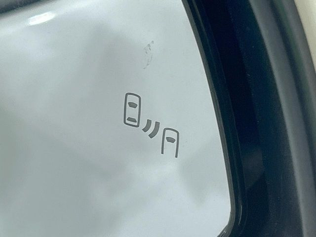 【ブラインドスポットモニター】走行中、ドアミラーの死角になりやすい箇所に後続車が接近するとサイドミラーのレンズに警告を表示!ドライバーに注意喚起をしてくれます。