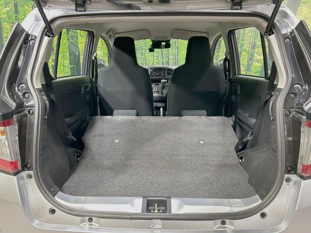 ���i�̂���������ʋ΁A���}���ɏ\���ȉ׎��X�y�[�X���m�ۂ��Ă���܂��B�Z�J���h�V�[�g��|���ƁA�傫�ȉו��̐ύڂ��\�ł���