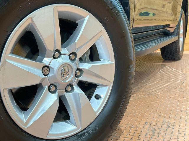 【純正17インチアルミホイール】外観にマッチした純正アルミホイールを装着しております。各種社外アルミホイールや、スタッドレスタイヤも取扱いしております。是非ご相談ください♪