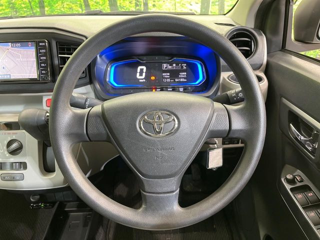 �C���e���A�ɍ��킹���f�U�C���̃X�e�A�����O�́A�^�]�������̂��Ƃ��l���A�^�]���₷���`��A�傫���ł��B�����x�A���ۂɐG���Ă��m���߂��������B