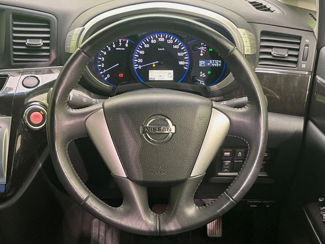 �y�����v�����X�e�A�����O�z�㎿�Ȋv���g�p���邱�ƂŁA��ɂ����������݂ƂĂ��^�]���₷���n���h���ł���