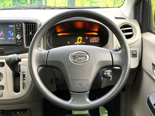 �C���e���A�ɍ��킹���f�U�C���̃X�e�A�����O�́A�^�]�������̂��Ƃ��l���A�^�]���₷���`��A�傫���ł��B�����x�A���ۂɐG���Ă��m���߂��������B