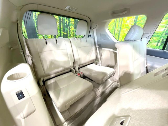 3列目シートはもちろん状態良好☆大人でもゆったりと座って頂けますので、大人数でのお出かけもラクラクです♪ご家族で、気の知れた仲間で、ドライブに行くのが楽しみですね♪