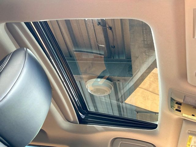 【サンルーフ】開放感たっぷりの希少装備、サンルーフが装着されています!車内に明かりを取り入れたり景色を楽しむ以外にも、車内の空気も簡単に換気できて快適です!