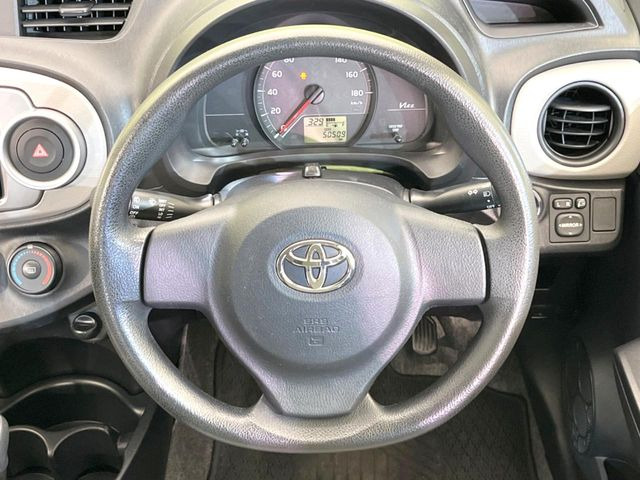 �C���e���A�ɍ��킹���f�U�C���̃X�e�A�����O�́A�^�]�������̂��Ƃ��l���A�^�]���₷���`��A�傫���ł��B�����x�A���ۂɐG���Ă��m���߂��������B