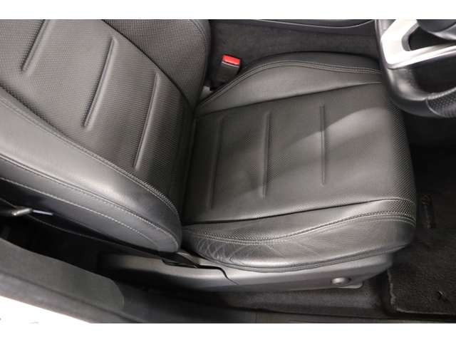 �C���e���A�ɂ͏㎿�ȑf�ނ��ӂ񂾂�Ɏg���A�L�X�Ƃ���������ԂƂƂ��ɁA���l���ׂĂɉ��K�Ȏ��Ԃ������炵�܂��B