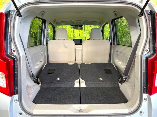 ���i�̂���������ʋ΁A���}���ɏ\���ȉ׎��X�y�[�X���m�ۂ��Ă���܂��B�Z�J���h�V�[�g��|���ƁA�傫�ȉו��̐ύڂ��\�ł���