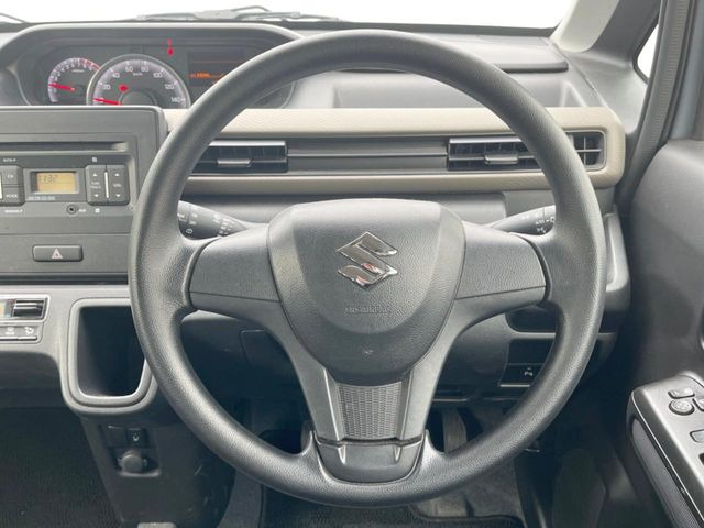 �C���e���A�ɍ��킹���f�U�C���̃X�e�A�����O�́A�^�]�������̂��Ƃ��l���A�^�]���₷���`��A�傫���ł��B�����x�A���ۂɐG���Ă��m���߂��������B