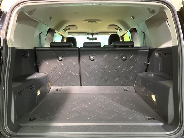 ���i�̂���������ʋ΁A���}���ɏ\���ȉ׎��X�y�[�X���m�ۂ��Ă���܂��B�Z�J���h�V�[�g��|���ƁA�傫�ȉו��̐ύڂ��\�ł���