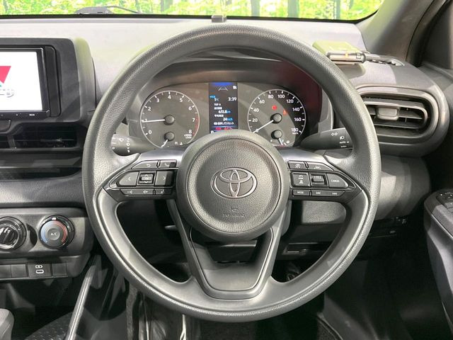 �X�e�A�����O���g�p�������Ȃ��A���ꂢ�ȏ�ԂƂȂ��Ă���܂���C���e���A�ɍ��킹���f�U�C���̃X�e�A�����O�́A�^�]�������̂��Ƃ��l���A�^�]���₷���`��A�傫���ł��B�����x�A���ۂɐG���Ă��m���߂�������