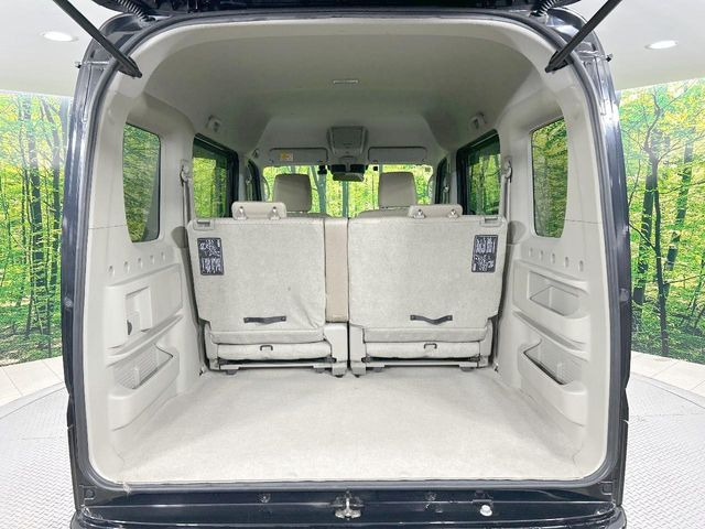 ���i�̂���������ʋ΁A���}���ɏ\���ȉ׎��X�y�[�X���m�ۂ��Ă���܂��B�Z�J���h�V�[�g��|���ƁA�傫�ȉו��̐ύڂ��\�ł���