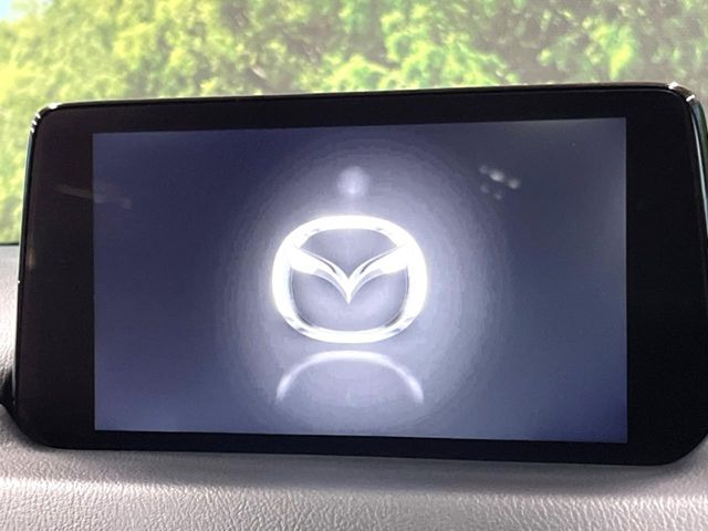 �y8�C���`�}�c�_�R�l�N�g�z�ԓ��̕��͋C�Ƀ}�b�`������^�̃f�B�X�v���C�B�X�}�z�ڑ��ł̃i�r�g�p��Bluetooth�Đ����A�l�X�ȋ@�\���y���߂܂��B�����I�ȃ_�C�������삪�\�ŁA�g��������ǍD�ł��B