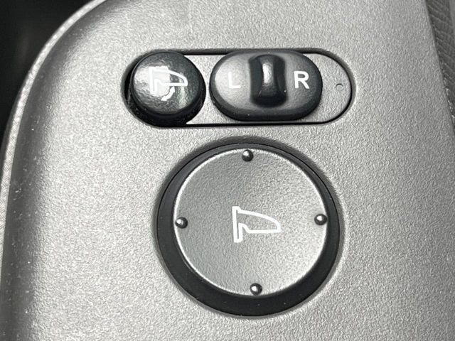 �y�d���i�[�~���[�z�T�C�h�~���[�͓d���i�[���ƂȂ��Ă���A�������ԏ�ł��L�Y�������X�N��}�����܂��B