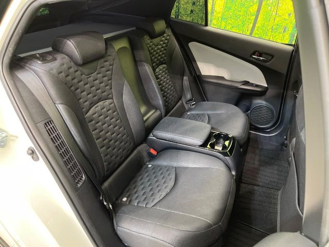 後部座席も気になるようなキズ・汚れやへたり等、大きなダメージはなく、良好な状態です。