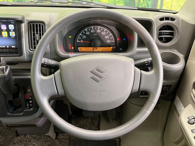 �C���e���A�ɍ��킹���f�U�C���̃X�e�A�����O�́A�^�]�������̂��Ƃ��l���A�^�]���₷���`��A�傫���ł��B�����x�A���ۂɐG���Ă��m���߂��������B