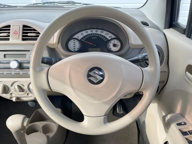 �C���e���A�ɍ��킹���f�U�C���̃X�e�A�����O�́A�^�]�������̂��Ƃ��l���A�^�]���₷���`��A�傫���ł��B�����x�A���ۂɐG���Ă��m���߂��������B