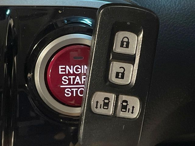 �yHonda�X�}�[�g�L�[�z�J�o����|�P�b�g�ɓ��ꂽ�܂܂ł��h�A�̎{���E�������\�ȃX�}�[�g�L�[�𑕔��B�G���W���̃I���E�I�t�����J�M�����o���K�v����������Ƃ��Ă��֗��ł���