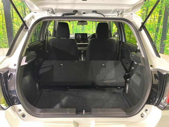 ���i�̂���������ʋ΁A���}���ɏ\���ȉ׎��X�y�[�X���m�ۂ��Ă���܂��B�Z�J���h�V�[�g��|���ƁA�傫�ȉו��̐ύڂ��\�ł���