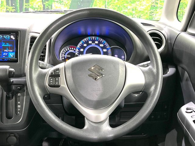 �C���e���A�ɍ��킹���f�U�C���̃X�e�A�����O�́A�^�]�������̂��Ƃ��l���A�^�]���₷���`��A�傫���ł��B�����x�A���ۂɐG���Ă��m���߂��������B