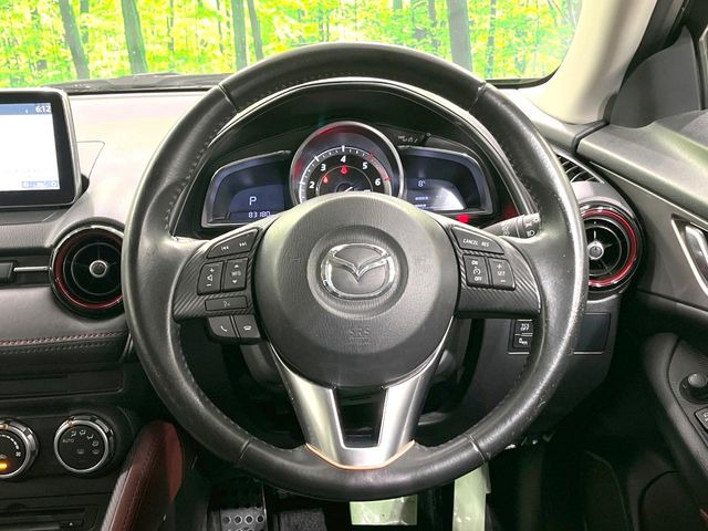 �C���e���A�ɍ��킹���f�U�C���̃X�e�A�����O�́A�^�]�������̂��Ƃ��l���A�^�]���₷���`��A�傫���ł��B�����x�A���ۂɐG���Ă��m���߂��������B