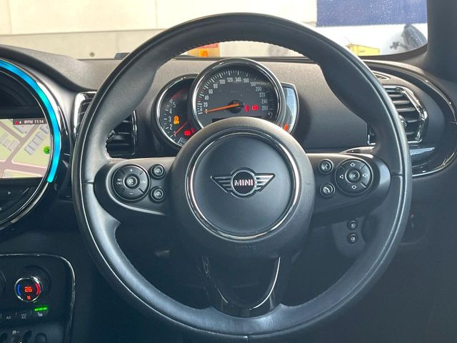 ���}���`�t�@���N�V�����X�e�A�����O:�n���h���̍��E�̃{�^���ŃI�[�f�B�I�̑I���≹�ʂ̒��߂��\�ł��B�n���h�����������������ł���̂ň��S�ł��ˁ�