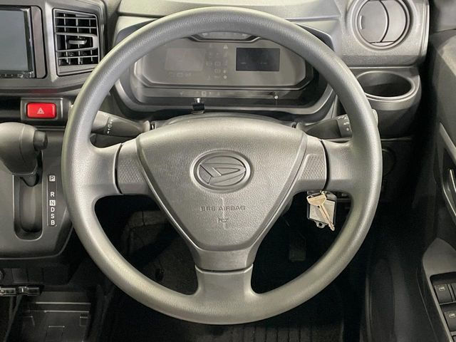 �C���e���A�ɍ��킹���f�U�C���̃X�e�A�����O�́A�^�]�������̂��Ƃ��l���A�^�]���₷���`��A�傫���ł��B�����x�A���ۂɐG���Ă��m���߂��������B