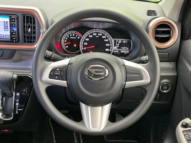 �C���e���A�ɍ��킹���f�U�C���̃X�e�A�����O�́A�^�]�������̂��Ƃ��l���A�^�]���₷���`��A�傫���ł��B�����x�A���ۂɐG���Ă��m���߂��������B