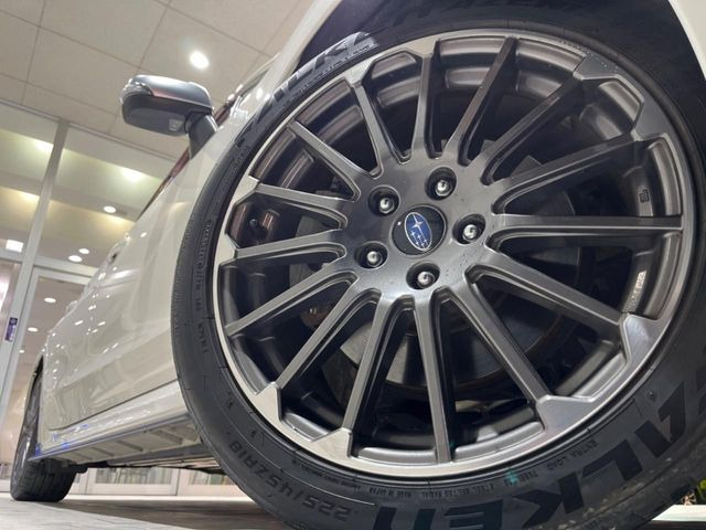 �y����18�C���`�A���~�z�C�[���z�O�ςɃ}�b�`���������A���~�z�C�[���𑕒����Ă���܂��B�e��ЊO�A���~�z�C�[����A�X�^�b�h���X�^�C�����戵�����Ă���܂��B���񂲑��k����������