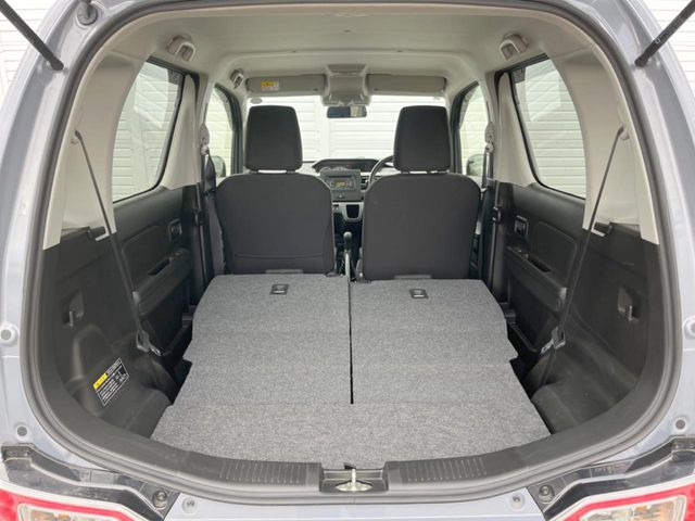 ���i�̂���������ʋ΁A���}���ɏ\���ȉ׎��X�y�[�X���m�ۂ��Ă���܂��B�Z�J���h�V�[�g��|���ƁA�傫�ȉו��̐ύڂ��\�ł���