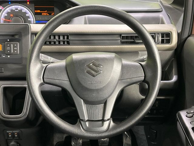 �C���e���A�ɍ��킹���f�U�C���̃X�e�A�����O�́A�^�]�������̂��Ƃ��l���A�^�]���₷���`��A�傫���ł��B�����x�A���ۂɐG���Ă��m���߂��������B