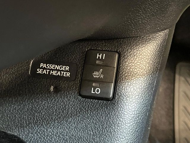 【シートヒーター】寒い日に重宝するシートヒーター!エアコンより早く温まってくれるので寒がりの人も安心ですね♪エアコンの温風は乾燥するから苦手、という方にもをおすすめです。