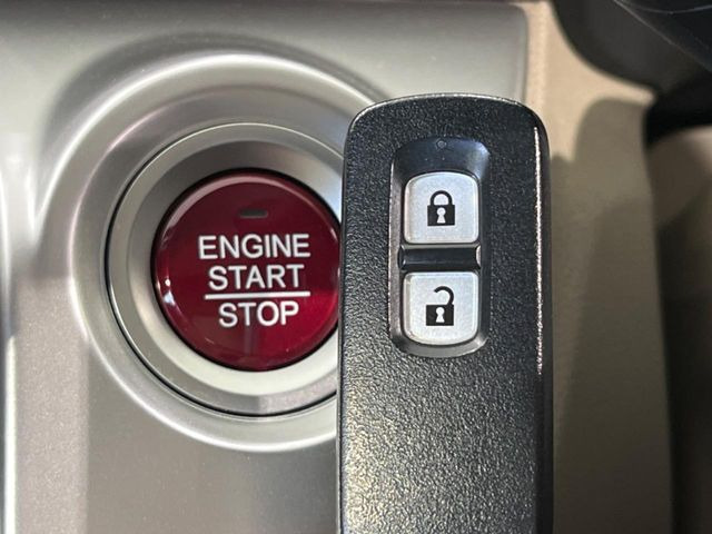 �yHonda�X�}�[�g�L�[�z�J�o����|�P�b�g�ɓ��ꂽ�܂܂ł��h�A�̎{���E�������\�ȃX�}�[�g�L�[�𑕔��B�G���W���̃I���E�I�t�����J�M�����o���K�v����������Ƃ��Ă��֗��ł���